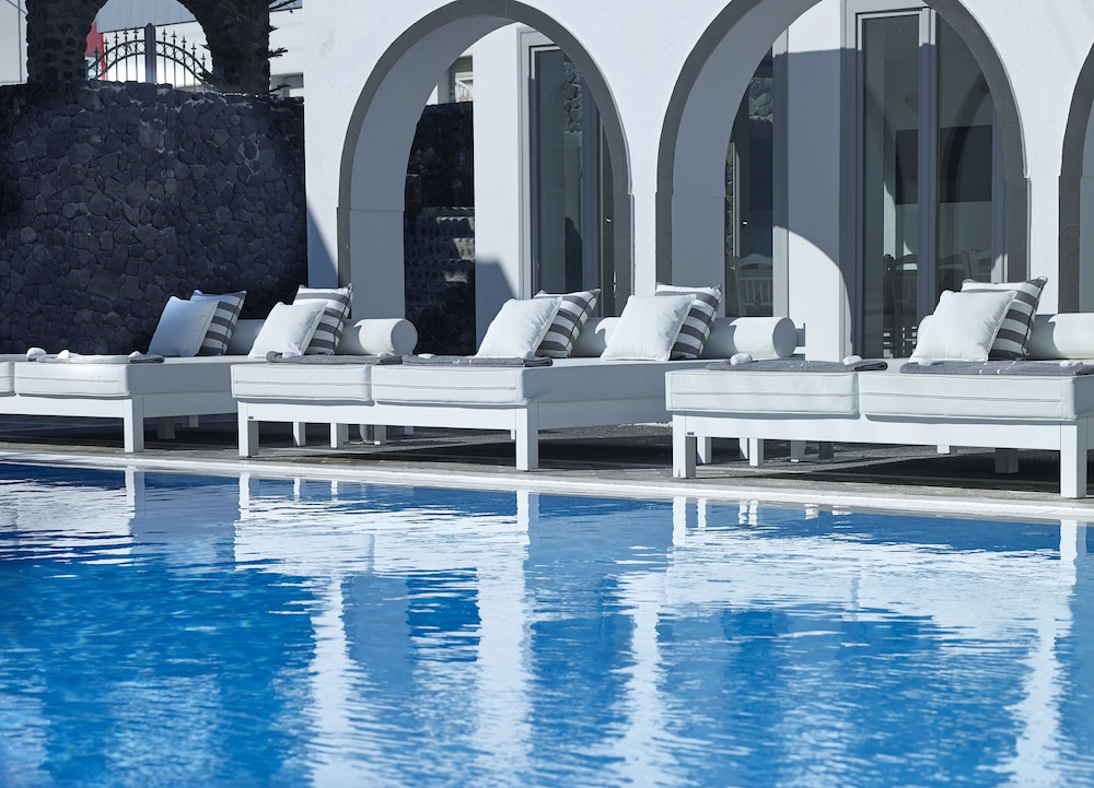 Kalisti Hotel & Suites — Swimming pool in Karterados, South Aegean