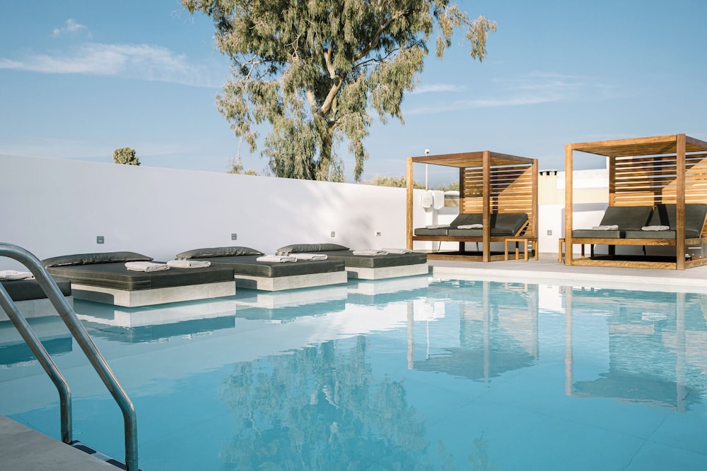 Kalisti Hotel & Suites — Swimming pool in Karterados, South Aegean