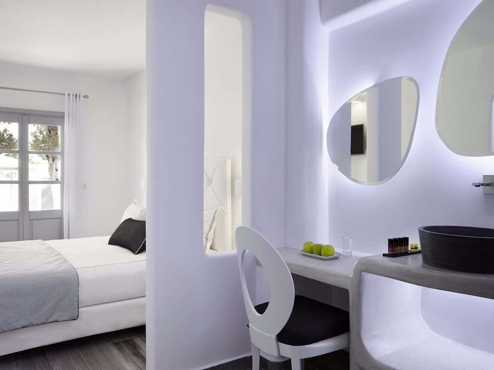 Kalisti Hotel & Suites — Hotel rooms in Karterados, South Aegean