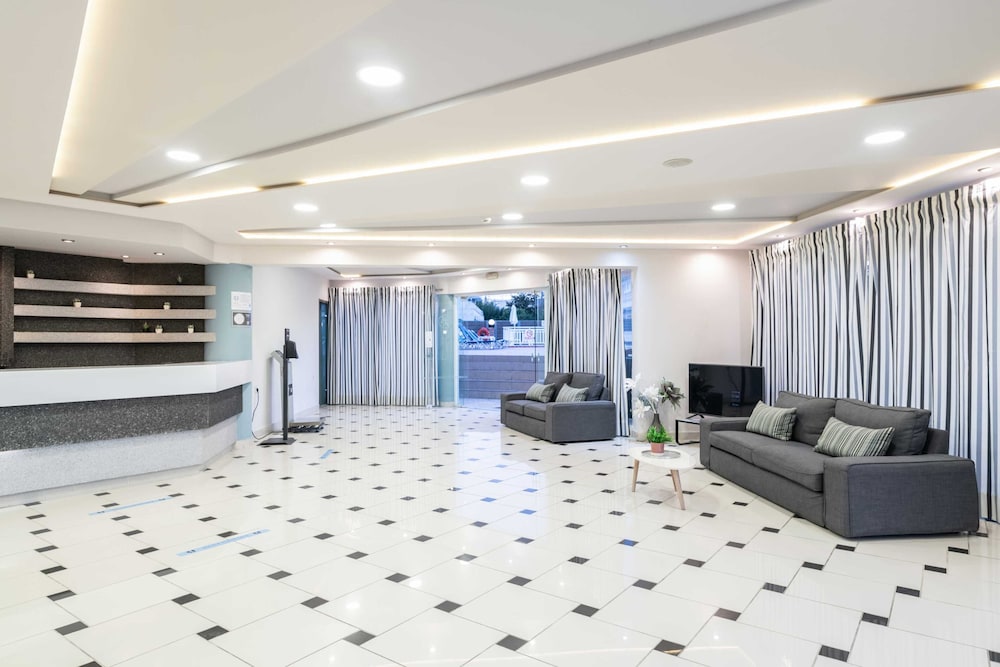 Karras Hotel — Hotel building in Laganas, Ionian Islands