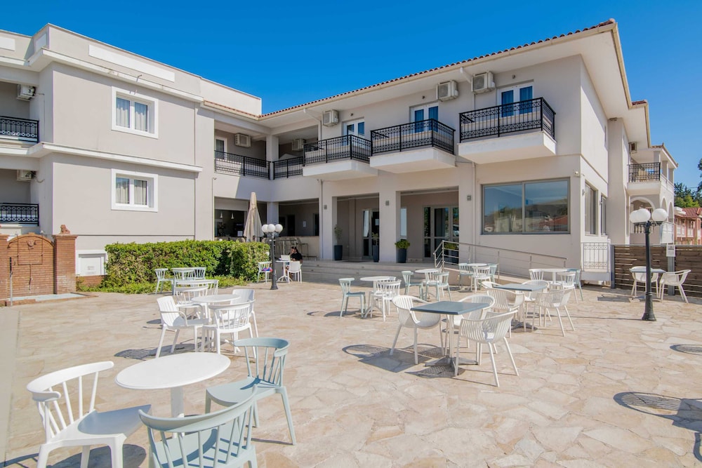 Karras Hotel — Hotel building in Laganas, Ionian Islands