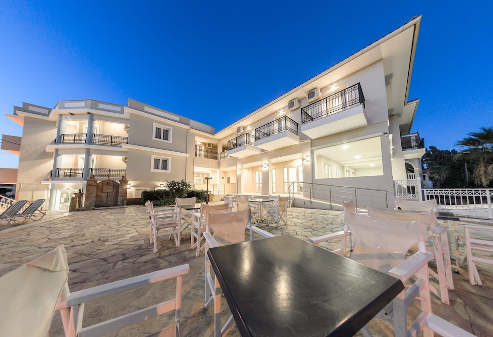 Karras Hotel — Hotel building in Laganas, Ionian Islands