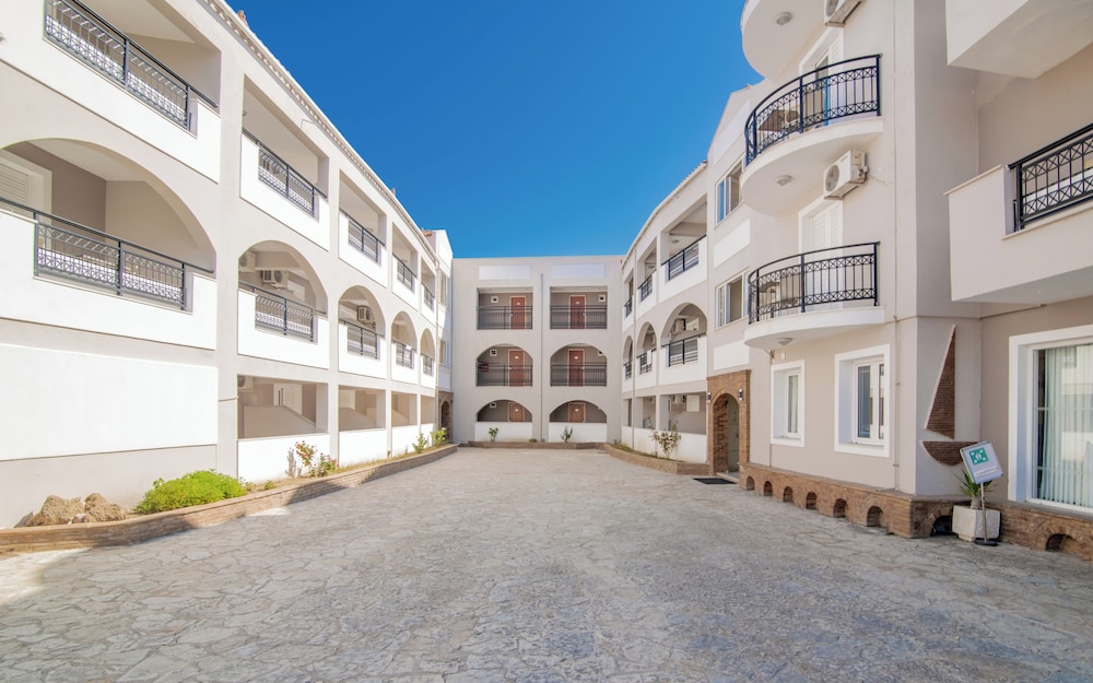 Karras Hotel — Hotel building in Laganas, Ionian Islands