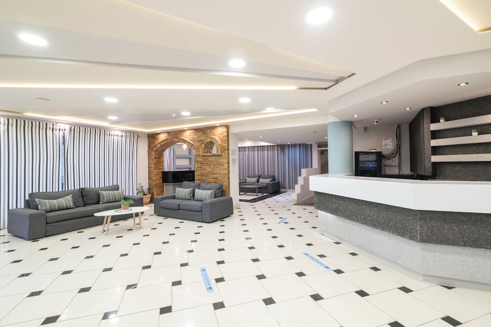 Karras Hotel — Hotel building in Laganas, Ionian Islands