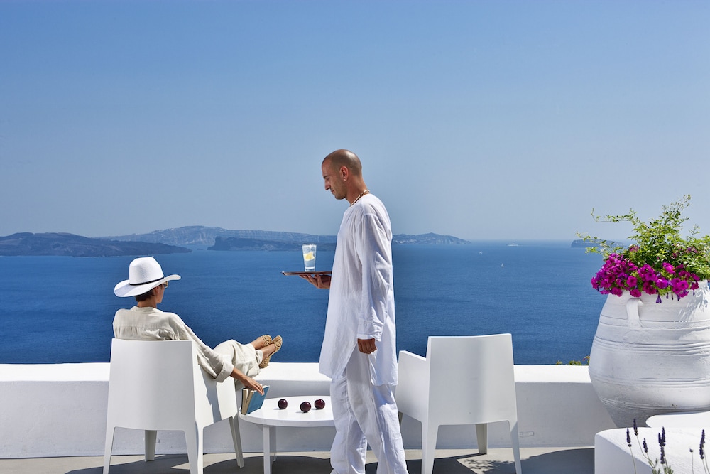 Villaki Oia — Restaurant & bars in Oia, South Aegean