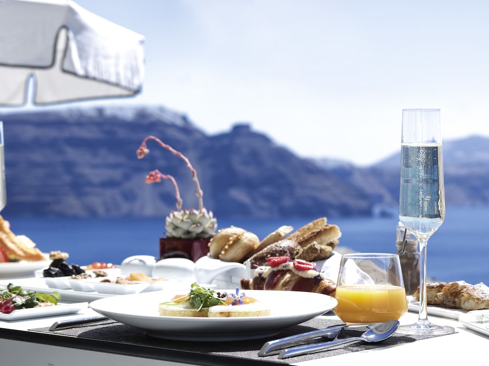 Villaki Oia — Restaurant & bars in Oia, South Aegean