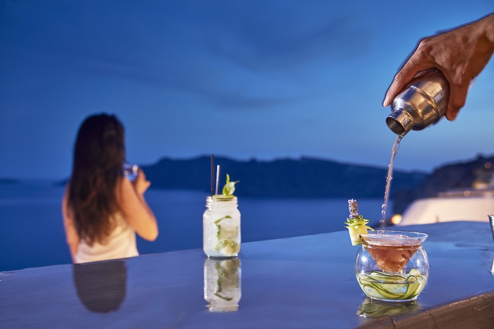 Villaki Oia — Restaurant & bars in Oia, South Aegean