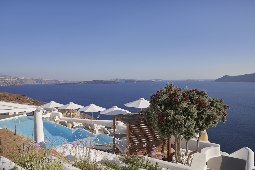 Katikies Santorini – Gea House – The Leading Hotels of the World — Swimming pool in Oia, South Aegean