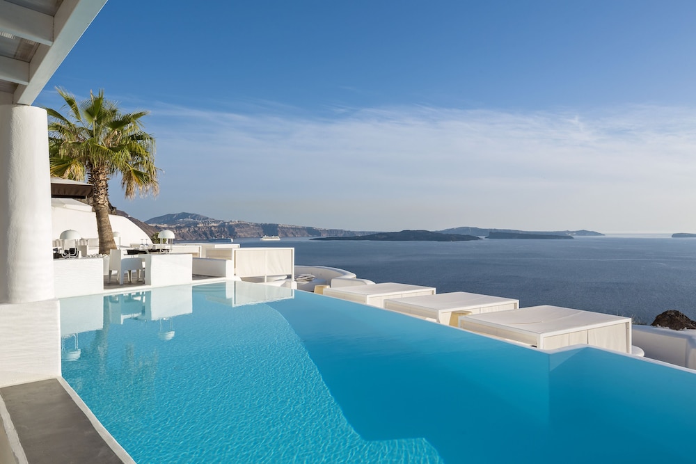 Katikies Santorini – Gea House – The Leading Hotels of the World — Swimming pool in Oia, South Aegean