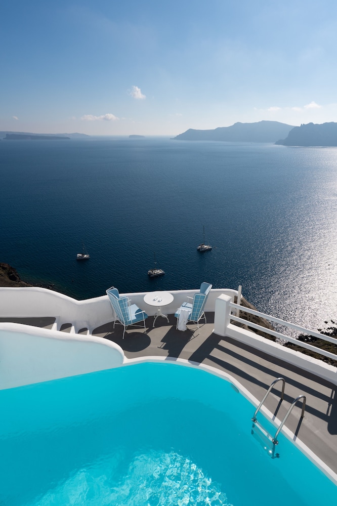 Katikies Santorini – Gea House – The Leading Hotels of the World — Swimming pool in Oia, South Aegean