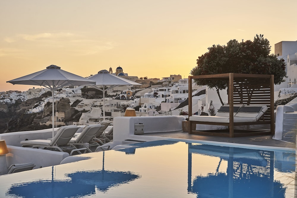 Katikies Santorini – Gea House – The Leading Hotels of the World — Swimming pool in Oia, South Aegean