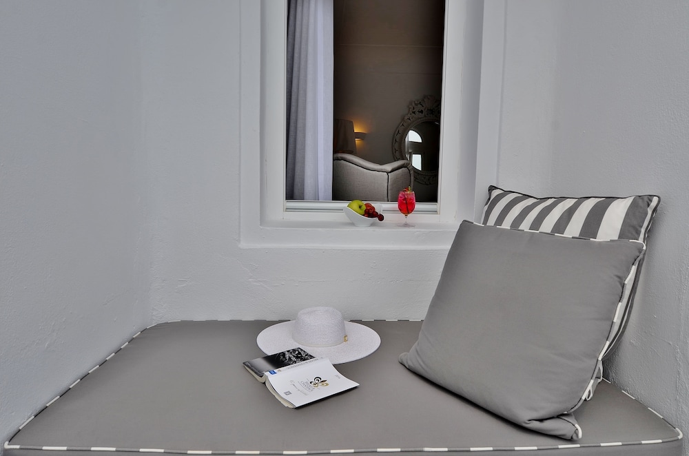 Katikies Santorini – Gea House – The Leading Hotels of the World — Hotel rooms in Oia, South Aegean