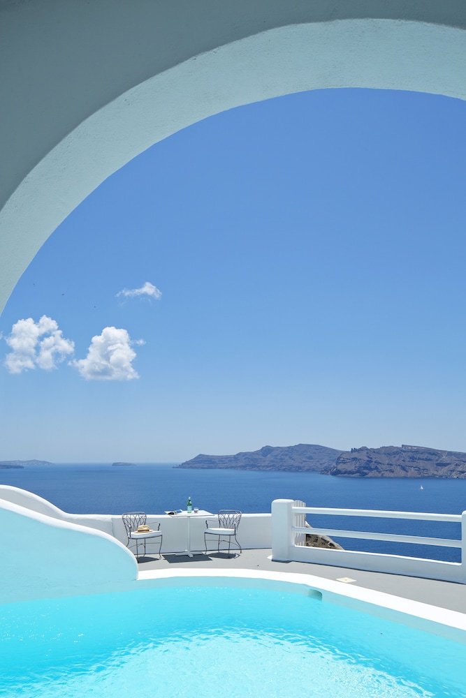 Katikies Santorini – Gea House – The Leading Hotels of the World — Swimming pool in Oia, South Aegean