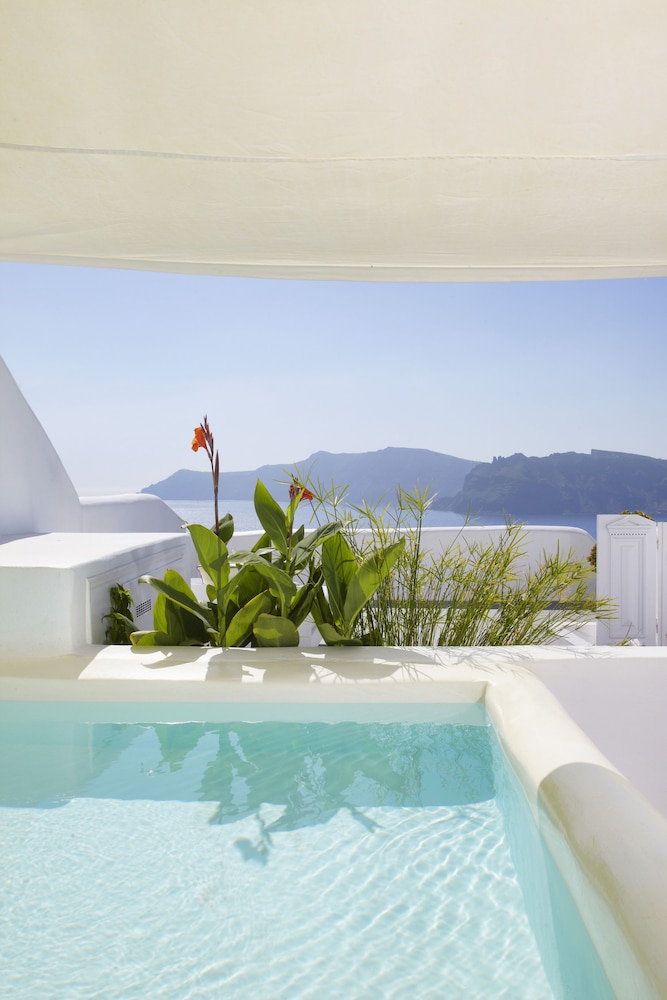 Katikies Santorini – Gea House – The Leading Hotels of the World — Swimming pool in Oia, South Aegean