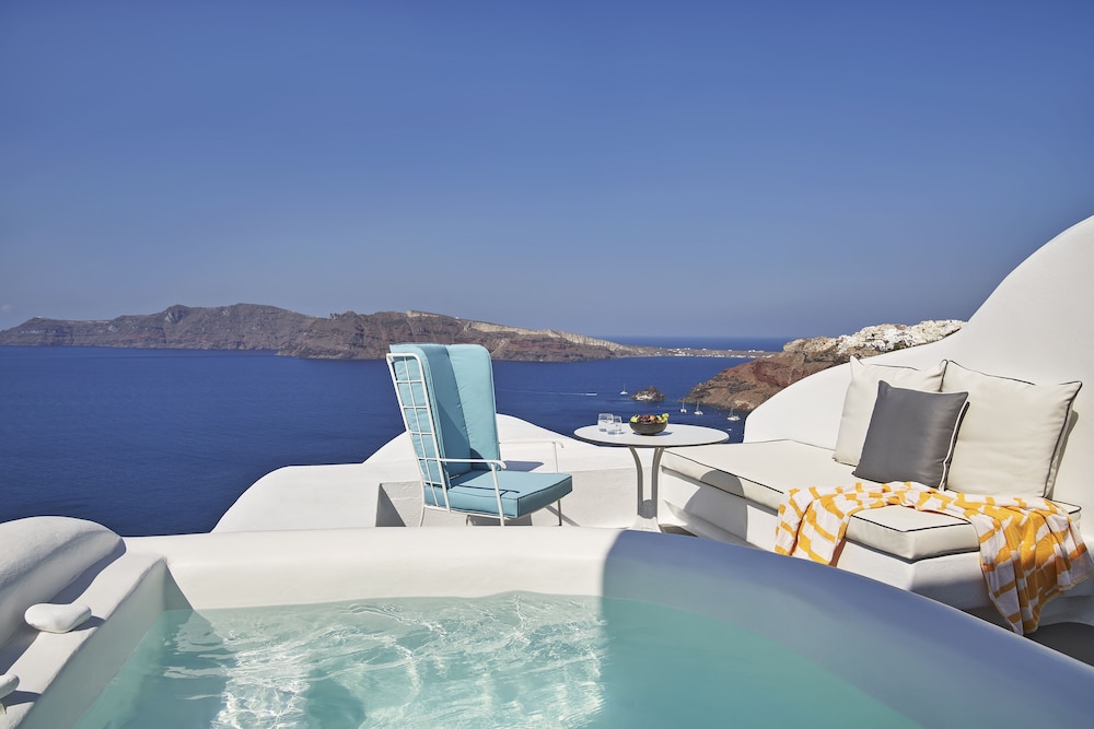 Katikies Santorini – Gea House – The Leading Hotels of the World — Swimming pool in Oia, South Aegean