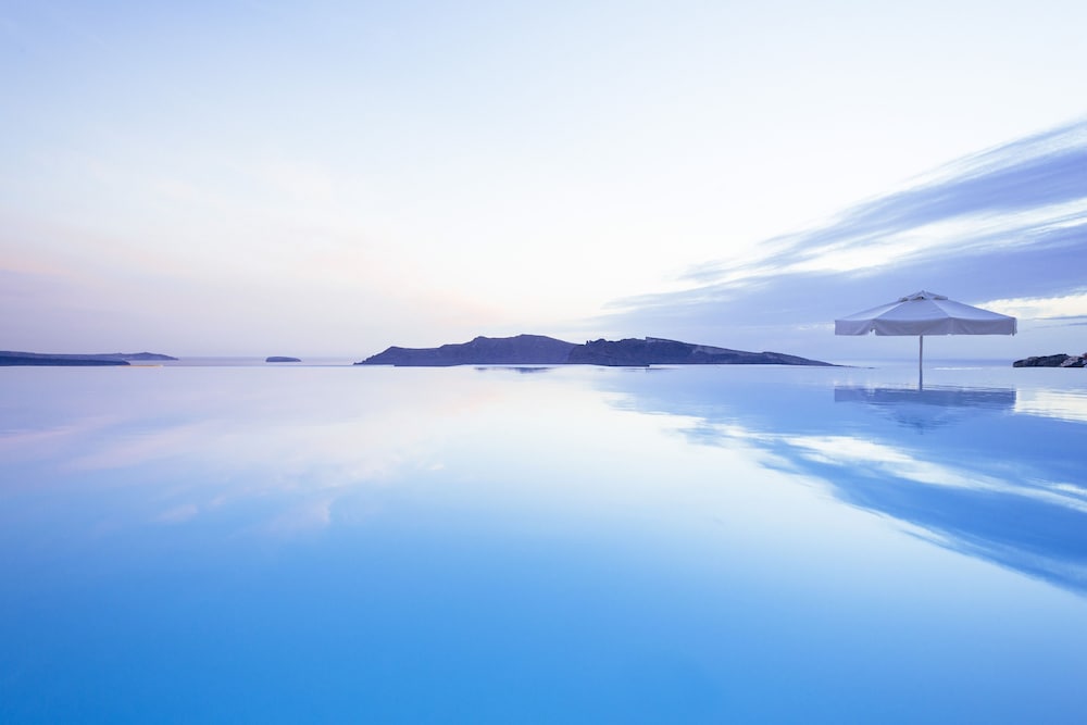 Katikies Santorini – Gea House – The Leading Hotels of the World — Swimming pool in Oia, South Aegean
