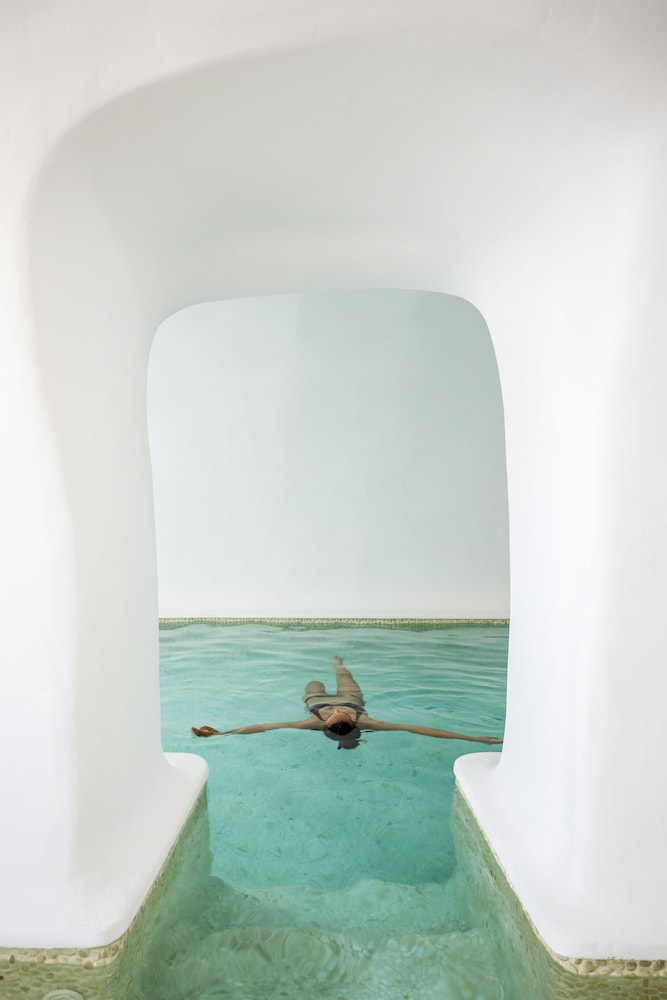 Katikies Santorini – Gea House – The Leading Hotels of the World — Swimming pool in Oia, South Aegean