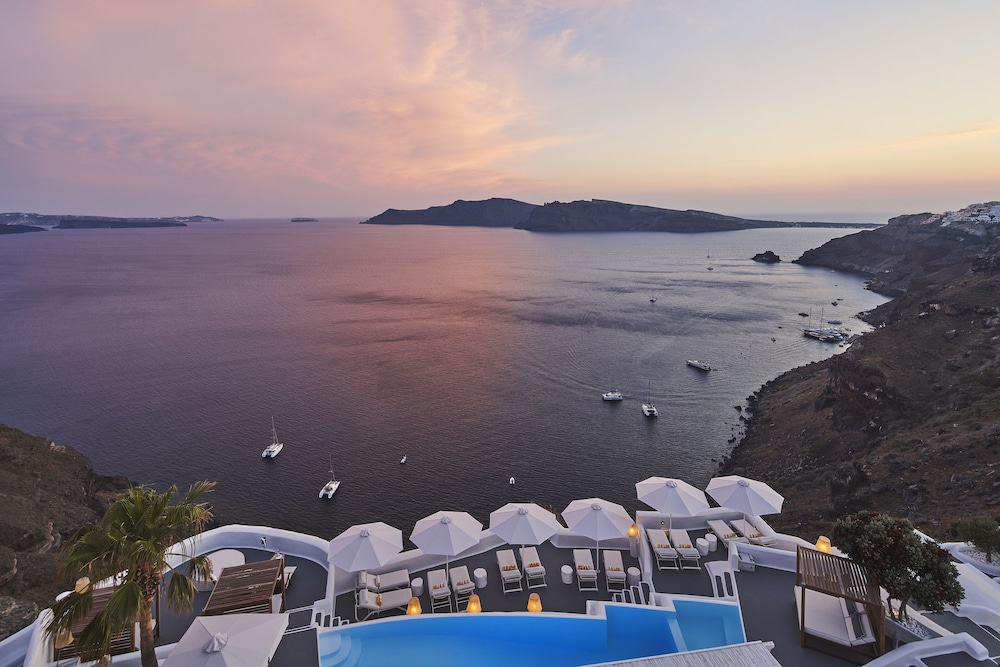 Katikies Santorini – Gea House – The Leading Hotels of the World — Swimming pool in Oia, South Aegean
