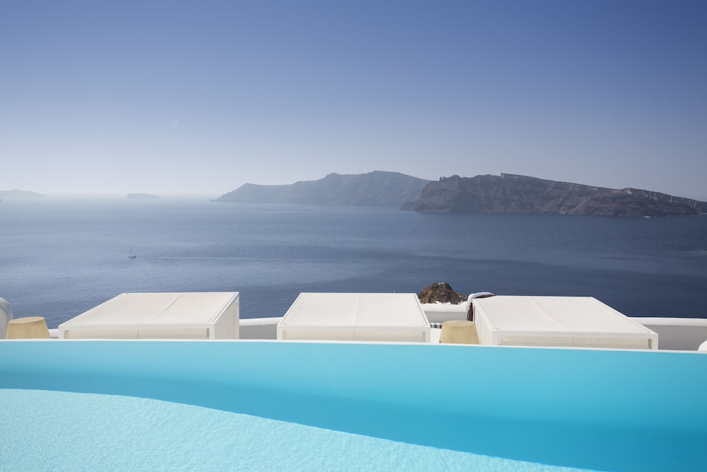 Katikies Santorini – Gea House – The Leading Hotels of the World — Swimming pool in Oia, South Aegean