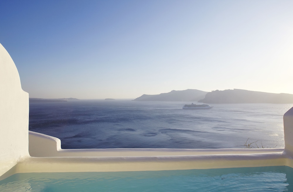 Katikies Santorini – Gea House – The Leading Hotels of the World — Swimming pool in Oia, South Aegean