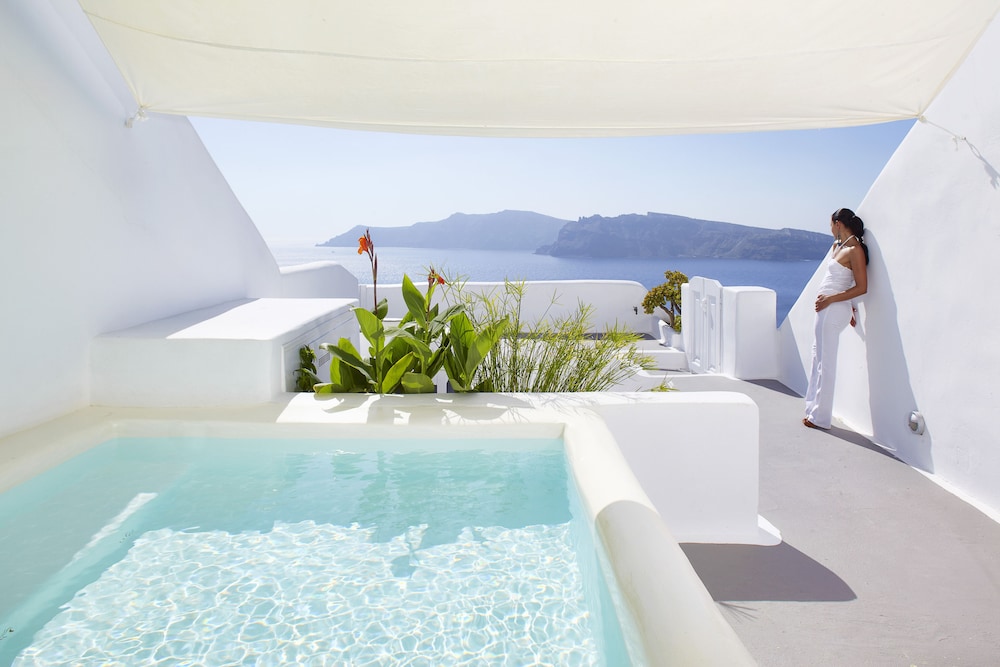 Katikies Santorini – Gea House – The Leading Hotels of the World — Swimming pool in Oia, South Aegean