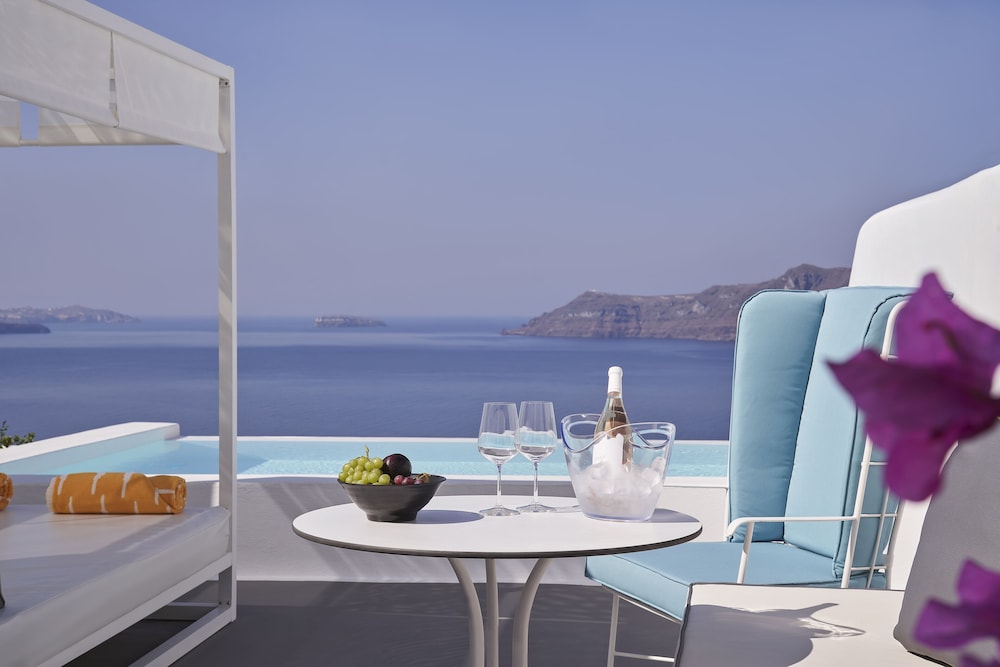 Katikies Santorini – Gea House – The Leading Hotels of the World — Swimming pool in Oia, South Aegean