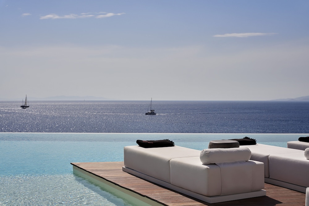 Kouros Hotel & Suites — Swimming pool in Mykonos Town, South Aegean