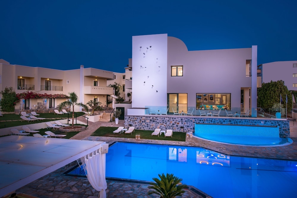 Kristalli Hotel Apartments — Swimming pool in Malia