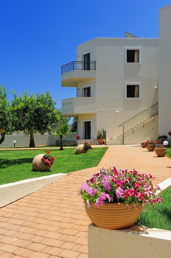 Kristalli Hotel Apartments — Hotel building in Malia