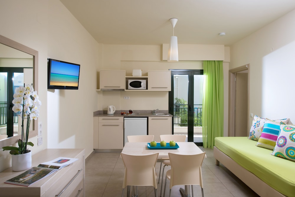 Kristalli Hotel Apartments — Hotel rooms in Malia