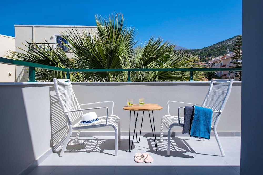 Kristalli Hotel Apartments — Hotel building in Malia