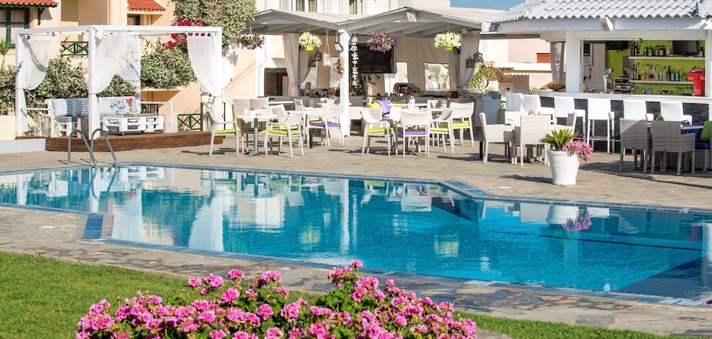 Kristalli Hotel Apartments — Swimming pool in Malia