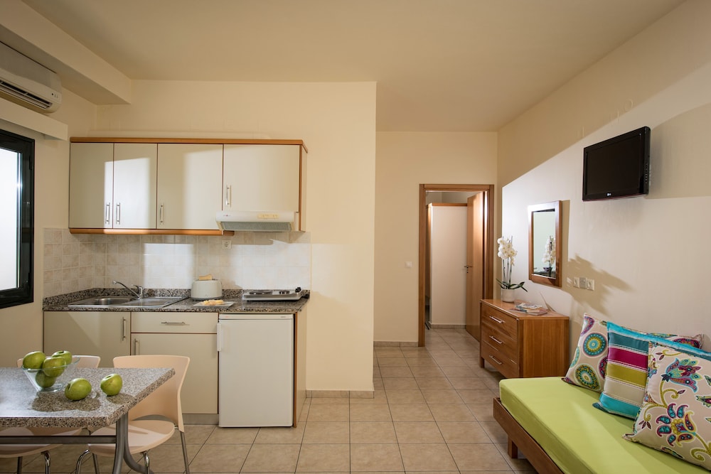 Kristalli Hotel Apartments — Hotel rooms in Malia