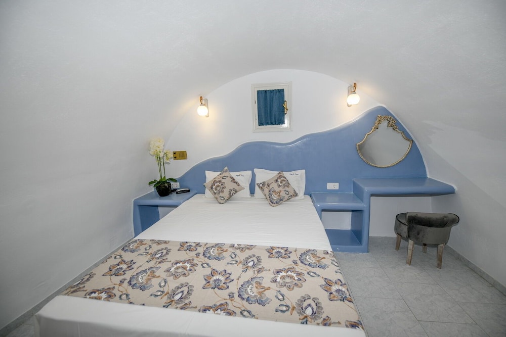 Aegean View Hotel — Hotel rooms in Kamari, South Aegean