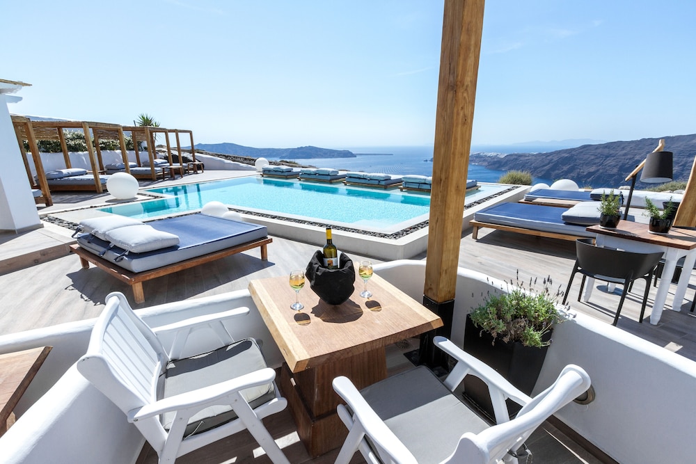 Amaze Suites — Swimming pool in Imerovigli, South Aegean