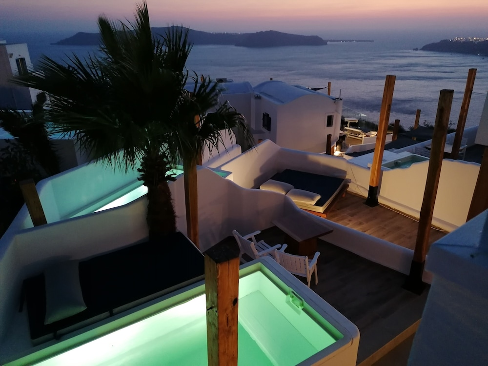 Amaze Suites — Swimming pool in Imerovigli, South Aegean