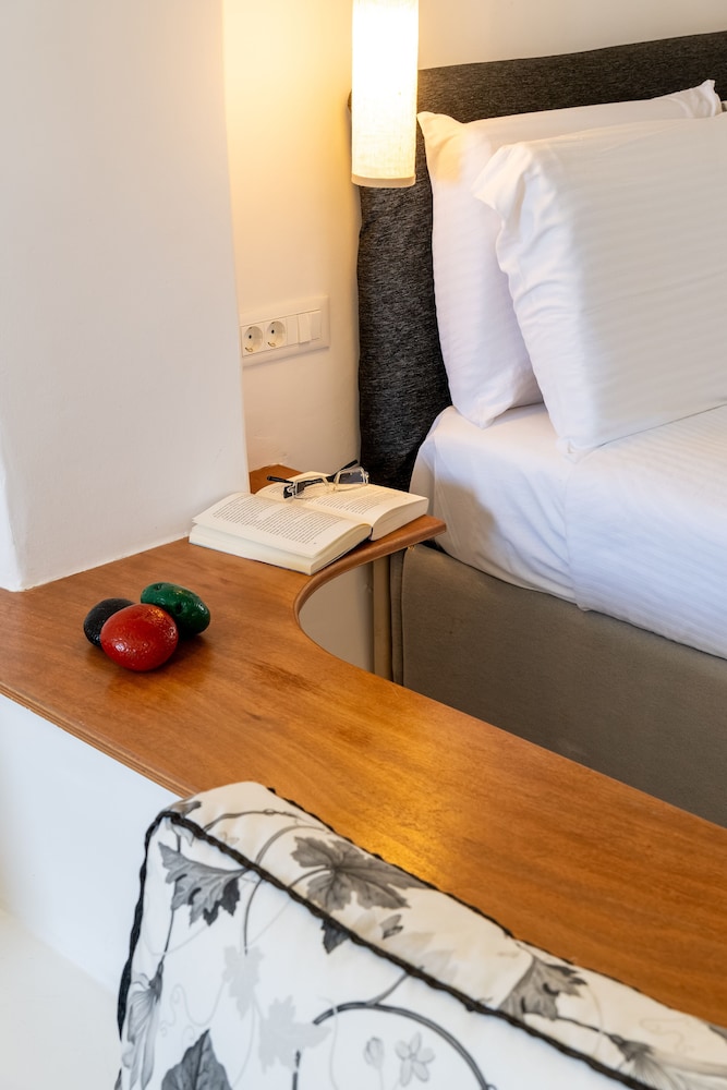 Amaze Suites — Hotel rooms in Imerovigli, South Aegean