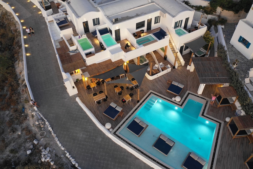 Amaze Suites — Swimming pool in Imerovigli, South Aegean