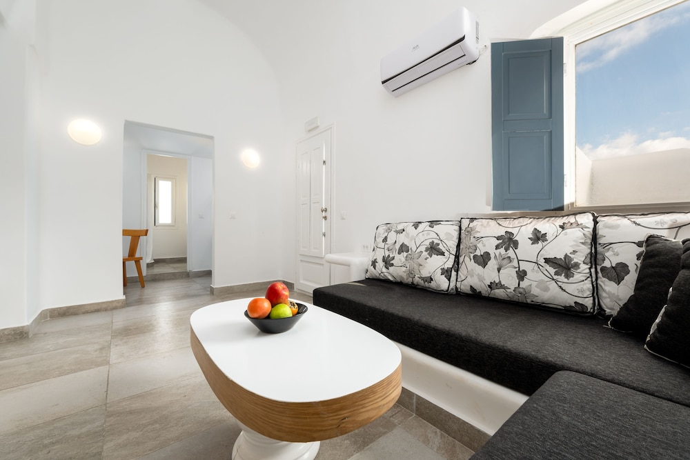Amaze Suites — Hotel rooms in Imerovigli, South Aegean