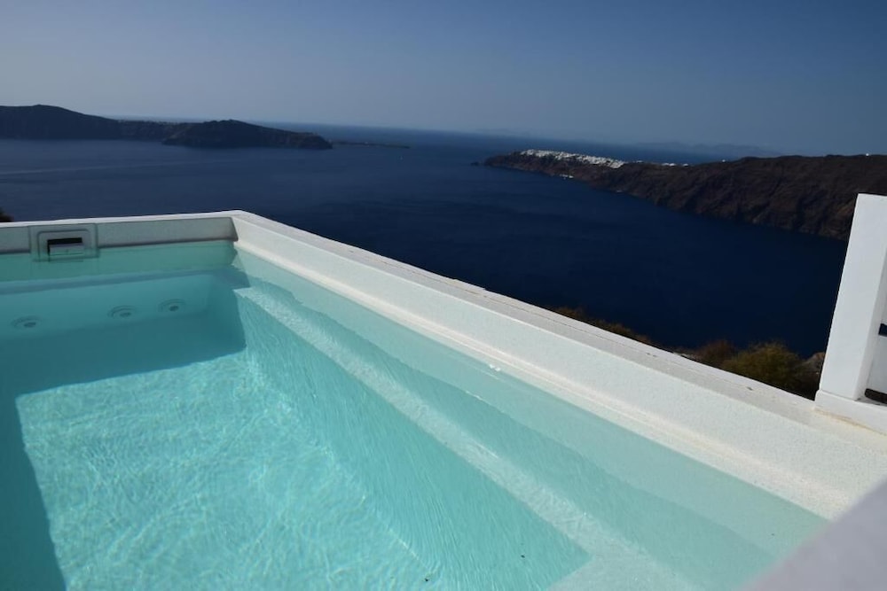 Amaze Suites — Swimming pool in Imerovigli, South Aegean