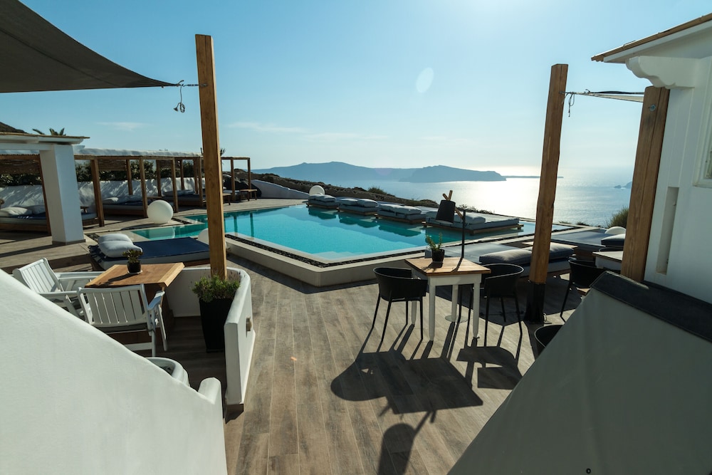 Amaze Suites — Swimming pool in Imerovigli, South Aegean