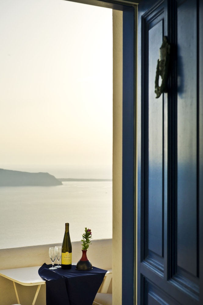Amaze Suites — Hotel rooms in Imerovigli, South Aegean