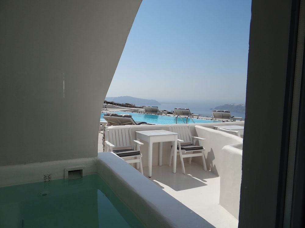 Amaze Suites — Swimming pool in Imerovigli, South Aegean