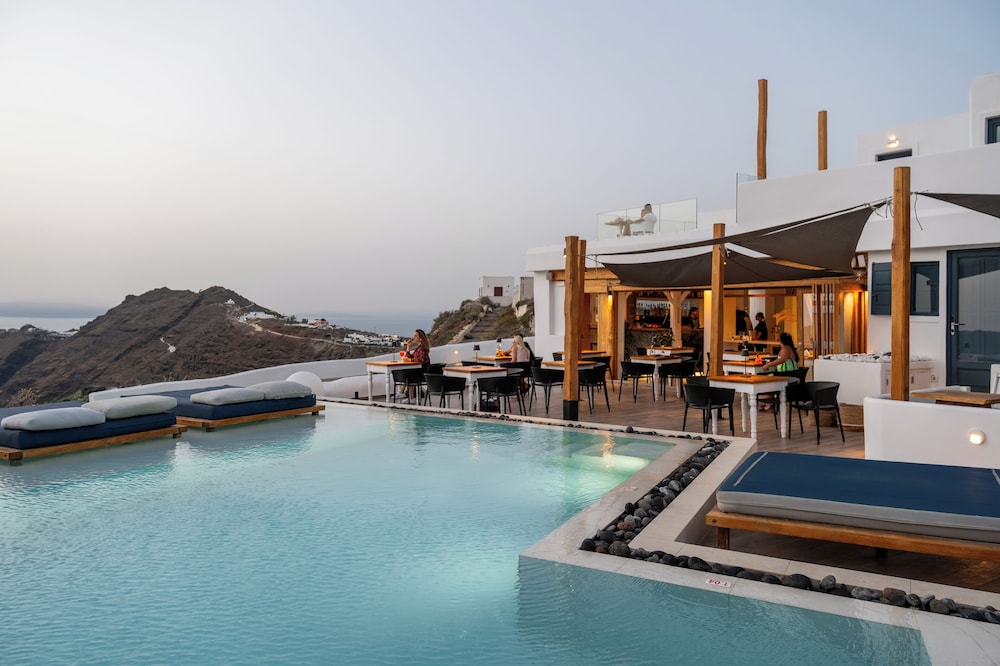Amaze Suites — Swimming pool in Imerovigli, South Aegean