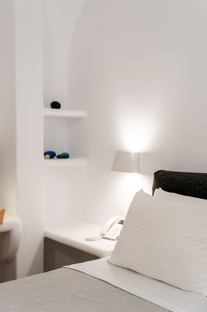 Amaze Suites — Hotel rooms in Imerovigli, South Aegean
