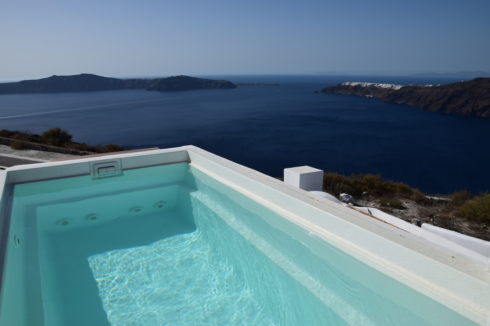 Amaze Suites — Swimming pool in Imerovigli, South Aegean