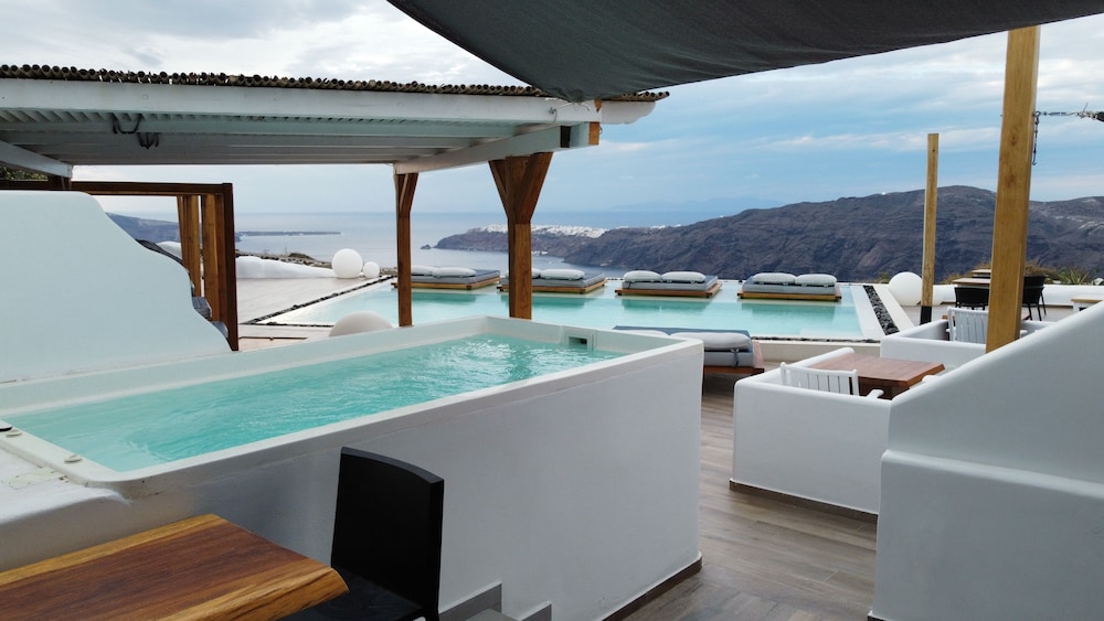 Amaze Suites — Swimming pool in Imerovigli, South Aegean