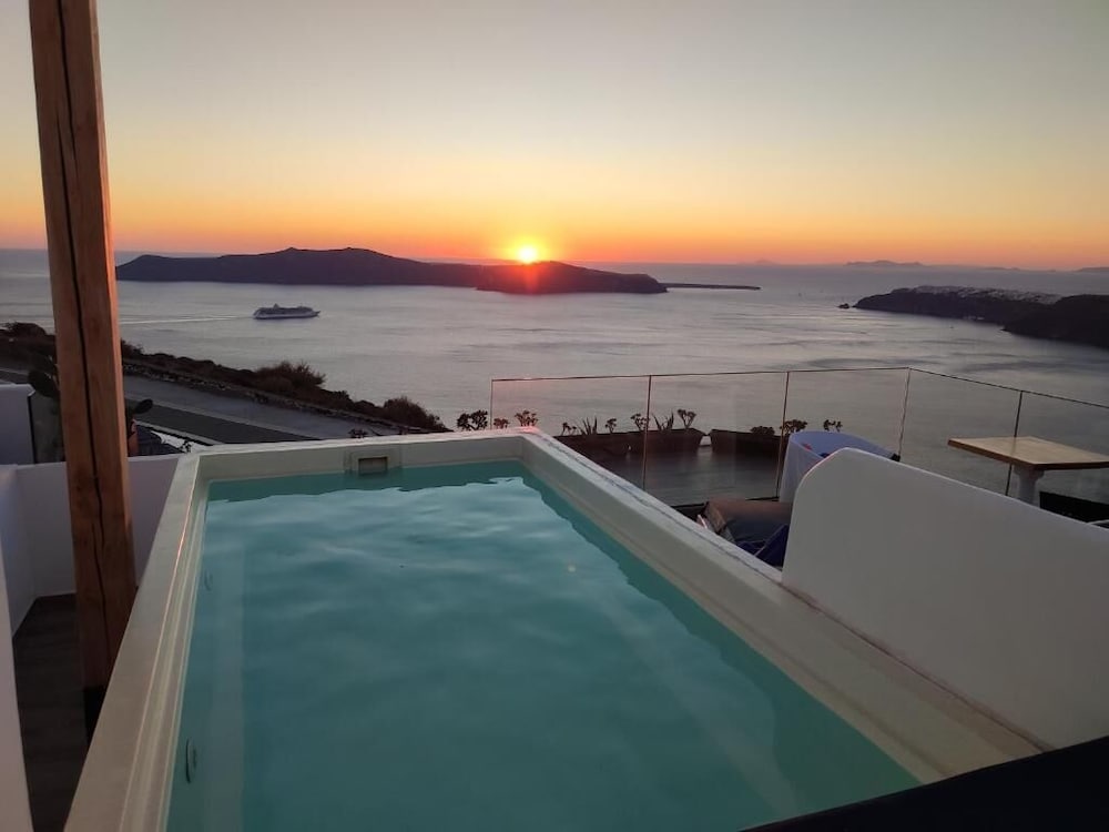 Amaze Suites — Swimming pool in Imerovigli, South Aegean