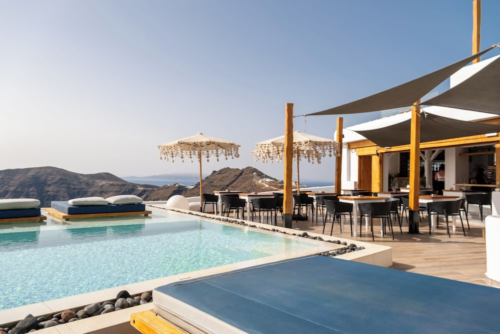 Amaze Suites — Swimming pool in Imerovigli, South Aegean