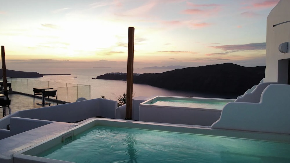 Amaze Suites — Swimming pool in Imerovigli, South Aegean